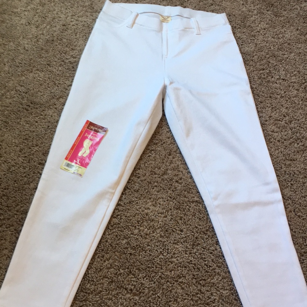 Brand New Capri Jeggings Size Small!